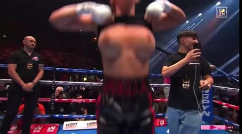 daniella hemsley just flashed the audience|Boxing: Daniella Hemsley flashes crowd after Kingpyn。